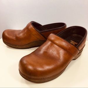 • Dansko • XP Clogs || brown leather clogs size 39